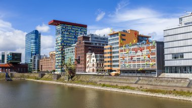 Düsseldorf, Niemcy, na 6 lipca 2014 roku. architektoniczny kompleks nabrzeże Renu w okolicy portu mediów
