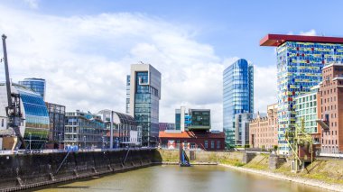 Düsseldorf, Niemcy, na 6 lipca 2014 roku. architektoniczny kompleks nabrzeże Renu w okolicy portu mediów