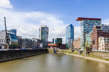 Düsseldorf, Niemcy, na 6 lipca 2014 roku. architektoniczny kompleks nabrzeże Renu w okolicy portu mediów