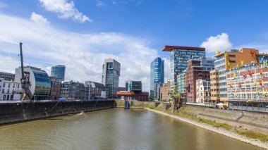 Düsseldorf, Niemcy, na 6 lipca 2014 roku. architektoniczny kompleks nabrzeże Renu w okolicy portu mediów
