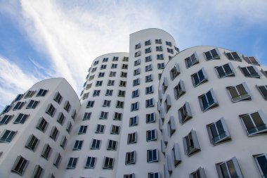Dusseldorf, Almanya, 6 Temmuz 2014 tarihinde. Ren dolgu alanı medya Harbor üzerinde modern binaların Mimari Detaylar