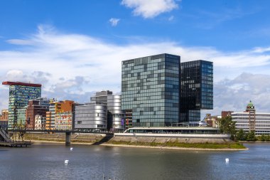 Düsseldorf, Niemcy, na 6 lipca 2014 roku. architektoniczny kompleks nabrzeże Renu w okolicy portu mediów