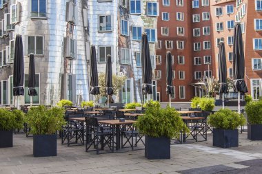 Dusseldorf, Almanya, 6 Temmuz 2014 tarihinde. Ren dolgu alanı medya Harbor üzerinde yaz kafe