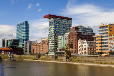 Düsseldorf, Niemcy, na 6 lipca 2014 roku. architektoniczny kompleks nabrzeże Renu w okolicy portu mediów