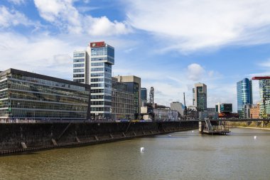 Düsseldorf, Niemcy, na 6 lipca 2014 roku. architektoniczny kompleks nabrzeże Renu w okolicy portu mediów