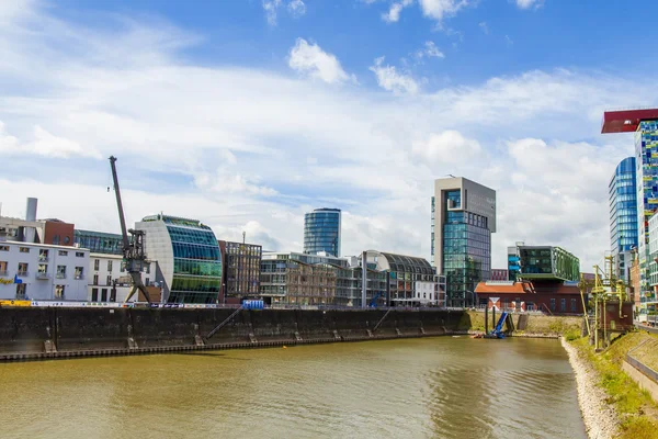 Dusseldorf, Alemania, el 6 de julio de 2014. Complejo arquitectónico de Rhine Embankment en la zona Media harbor — Foto de Stock