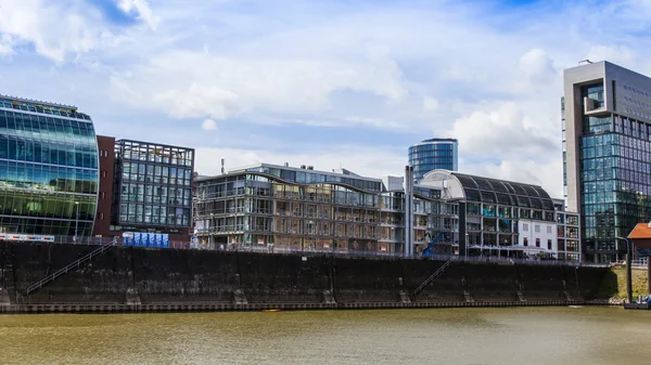 杜塞尔多夫，德国，在 2014 年 7 月 6 日。莱茵河地区媒体港路堤的建筑群 — 图库照片