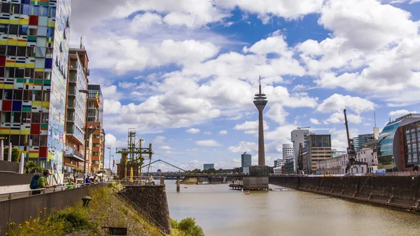 Dusseldorf, Alemania, el 6 de julio de 2014. Complejo arquitectónico de Rhine Embankment en la zona Media harbor —  Fotos de Stock