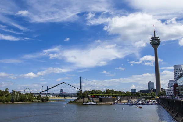 Düsseldorf, Deutschland, am 6. Juli 2014. Blick auf Rheinufer, Brücke und Fernsehturm — Stockfoto