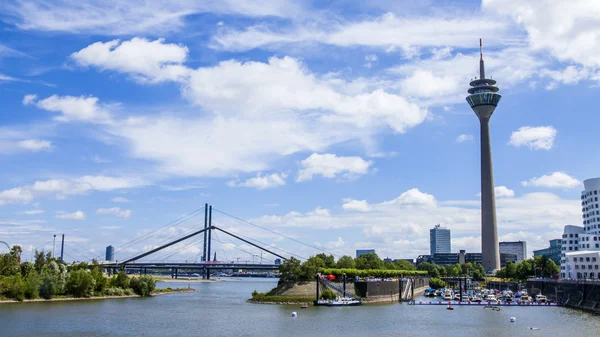 Dusseldorf, Germania, il 6 luglio 2014. Veduta dell'argine del Reno, ponte e torre TV — Foto Stock