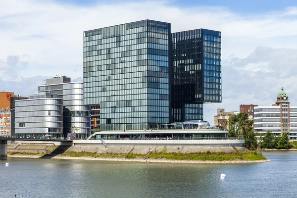 Dusseldorf, Německo, na 6 července 2014. Typický pohled na ulici města. letní ráno — Stock fotografie