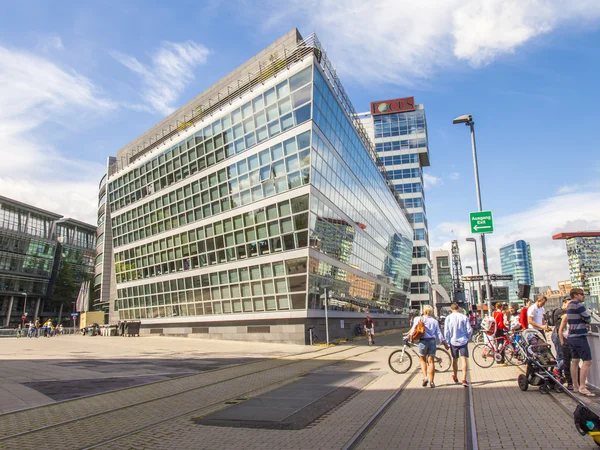 Dusseldorf, Alemania, el 6 de julio de 2014. Turistas y ciudadanos caminan por Rhine Embankment en la zona Media harbor —  Fotos de Stock