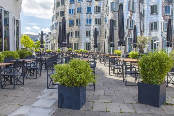 Düsseldorf, Duitsland, op 6 juli 2014. zomerterras aan Rijn kade in de gebied media haven — Stockfoto