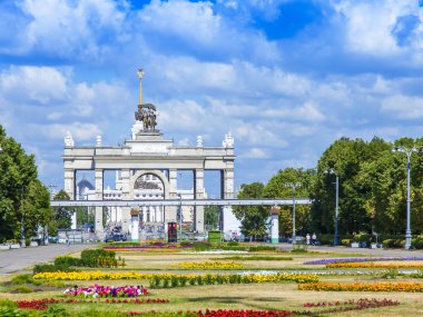 Moskova, Rusya, 26 Temmuz 2014 tarihinde. Tüm Rusya Fuar Merkezi'nde (Alec) Merkezi giriş. giriş önce avenue.