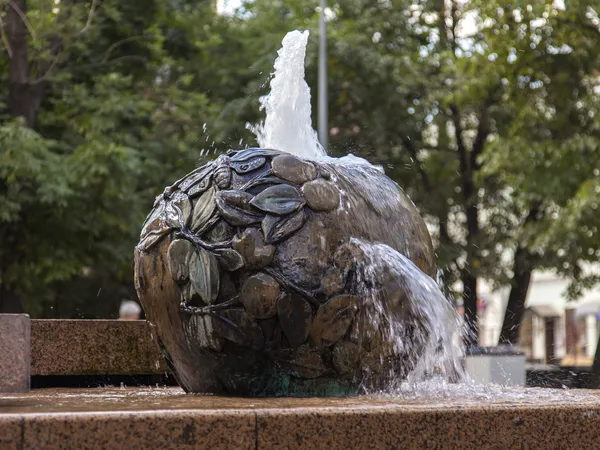 Moscow, Russia, on July 26, 2014. The beautiful fountain in a foot zone in the downtown — Stock Photo, Image