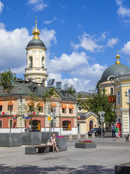 Moskau, russland, am 26. juli 2014. touristen und bürger gehen auf einer fußgängerzone in der innenstadt — Stockfoto