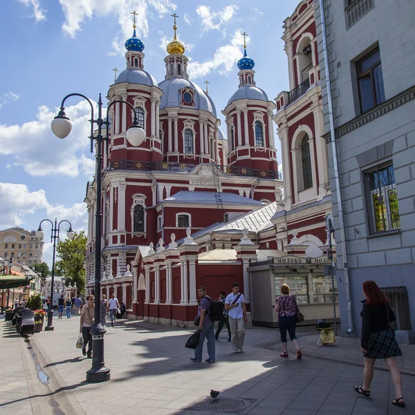 Moscow, Russia, on July 26, 2014. Tourists and citizens walk on a foot zone in the downtown — Stock Photo, Image