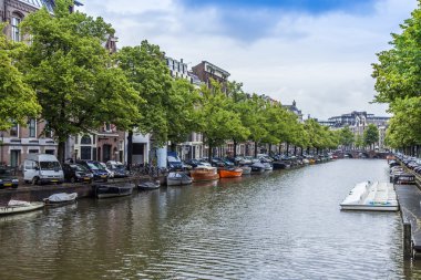 Amsterdam, Hollanda, 7 Temmuz 2014. Kanalın kıyısında evleri olan tipik şehir manzarası