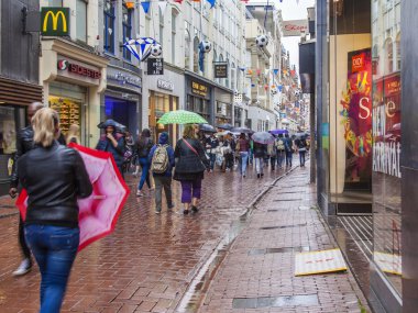 Amsterdam, Hollanda, 7 Temmuz 2014 tarihinde. turistler ve vatandaşların Yağmurlu hava caddeden aşağı git