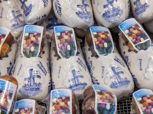 Typical souvenirs from the Netherlands on a counter shops — Stock Photo, Image