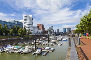 Dusseldorf, Almanya, 6 Temmuz 2014 tarihinde. Ren dolgu alanı medya liman ve tekne bağlama, mimari kompleks