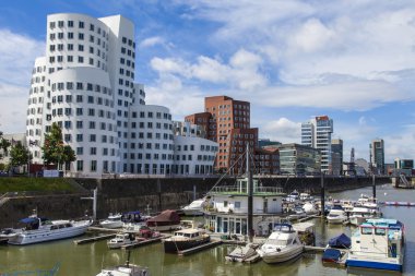 Dusseldorf, Almanya, 6 Temmuz 2014 tarihinde. Ren dolgu alanı medya liman ve tekne bağlama, mimari kompleks