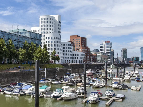 Düsseldorf, Deutschland, am 6. Juli 2014. architektonischer Komplex des Rheindamms im Bereich Medienhafen und Boote am Liegeplatz — Stockfoto