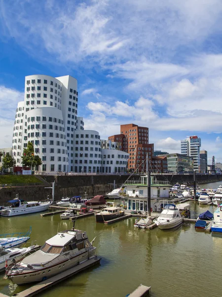 Düsseldorf, Tyskland, på 6 juli 2014. arkitektoniskt komplex av rhine vallen i området media hamnen och båtarna på förtöjningen — Stockfoto