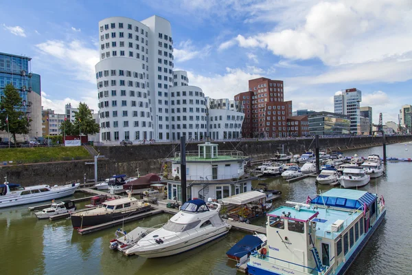 Düsseldorf, Allemagne, le 6 juillet 2014. Complexe architectural du Rhin Embankment dans la région Media port et bateaux à l'amarrage — Photo