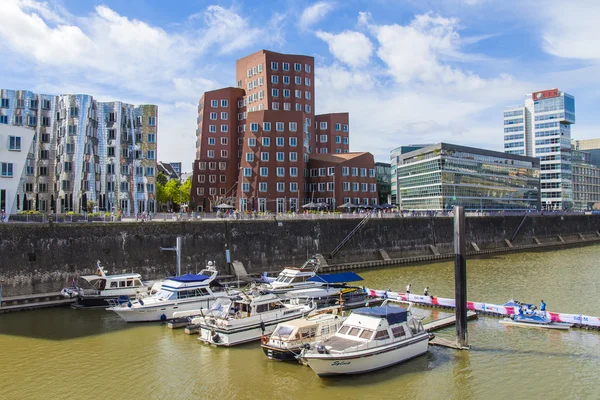 Dusseldorf, Alemania, el 6 de julio de 2014. Complejo arquitectónico de Rhine Embankment en la zona Media harbor y barcos en el amarre —  Fotos de Stock