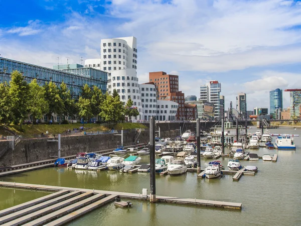 Düsseldorf, Allemagne, le 6 juillet 2014. ensemble architectural de la digue du Rhin dans la zone médias port et les bateaux à l'amarre — Stockfoto