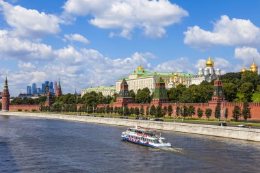 Moskova, Rusya, 26 Temmuz 2014 tarihinde. Moskova Nehri bolshoy moskvoretsky Köprüsü'nden kremlin ve Karbysheva set of görünümü