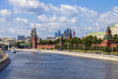 Moskova, Rusya, 26 Temmuz 2014 tarihinde. Moskova Nehri bolshoy moskvoretsky Köprüsü'nden kremlin ve Karbysheva set of görünümü