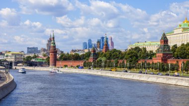 Moskova, Rusya, 26 Temmuz 2014 tarihinde. Moskova Nehri bolshoy moskvoretsky Köprüsü'nden kremlin ve Karbysheva set of görünümü