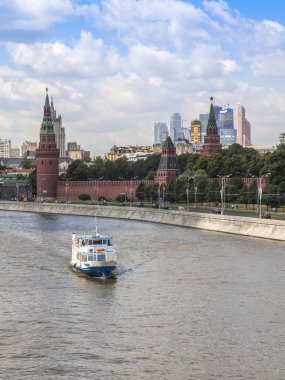 Moskova, Rusya, 26 Temmuz 2014 tarihinde. Moskova Nehri bolshoy moskvoretsky Köprüsü'nden kremlin ve Karbysheva set of görünümü