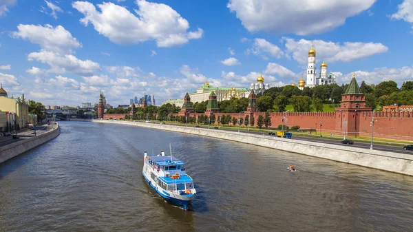 Moscú, Rusia, 26 de julio de 2014. Vista del Kremlin y Kremlevskaya Embankment del río Moskva desde el puente de Bolshoy Moskvoretsky — Foto de Stock