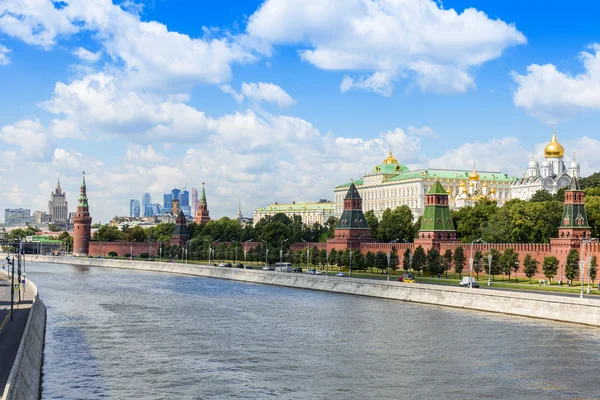 Moscú, Rusia, 26 de julio de 2014. Vista del Kremlin y Kremlevskaya Embankment del río Moskva desde el puente de Bolshoy Moskvoretsky — Foto de Stock