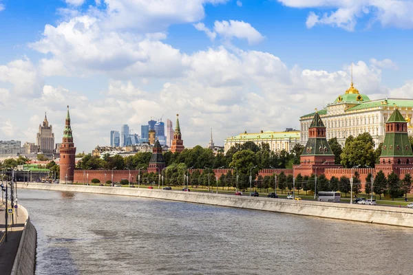 Moskou, Rusland, op 26 juli 2014. weergave van de dijk van het kremlin en kremlevskaya van de moskva-rivier vanaf Bolsjoj moskvoretsky brug — Stockfoto
