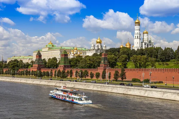 Moscú, Rusia, 26 de julio de 2014. Vista del Kremlin y Kremlevskaya Embankment del río Moskva desde el puente de Bolshoy Moskvoretsky — Foto de Stock