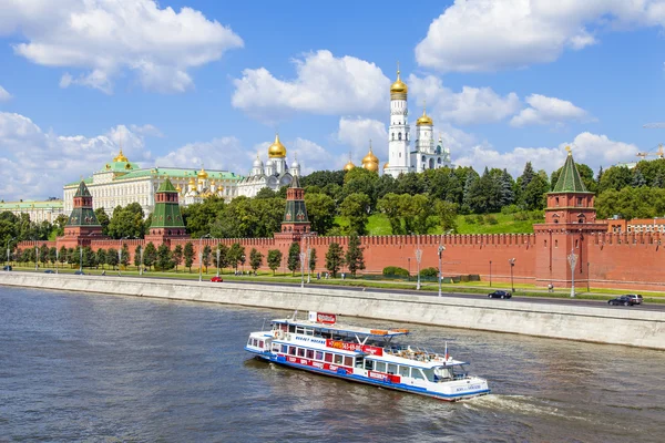 Moscow, Ryssland. utsikt över Kreml och kremlevskaya vallen — Stockfoto