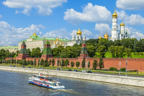 莫斯科，俄罗斯，在 2014 年 7 月 26 日。克里姆林宫和 kremlevskaya 路堤的莫斯科河从大 moskvoretsky 桥的视图 — 图库照片
