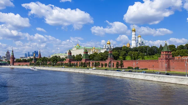 Moscou, Rússia, em 26 de julho de 2014. Vista do Kremlin e Kremlevskaya Embankment do Rio Moskva da Ponte Bolshoy Moskvoretsky — Fotografia de Stock