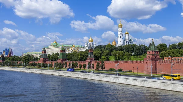 Moscú, Rusia, 26 de julio de 2014. Vista del Kremlin y Kremlevskaya Embankment del río Moskva desde el puente de Bolshoy Moskvoretsky — Foto de Stock