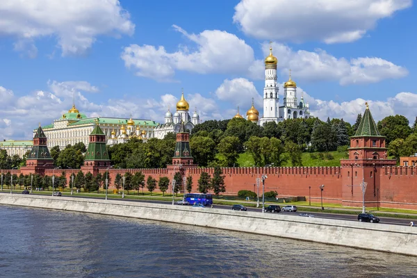 Moscow, Russia, on July 26, 2014. View of the Kremlin and Kremlevskaya Embankment of the Moskva River from Bolshoy Moskvoretsky Bridge — Stock Photo, Image