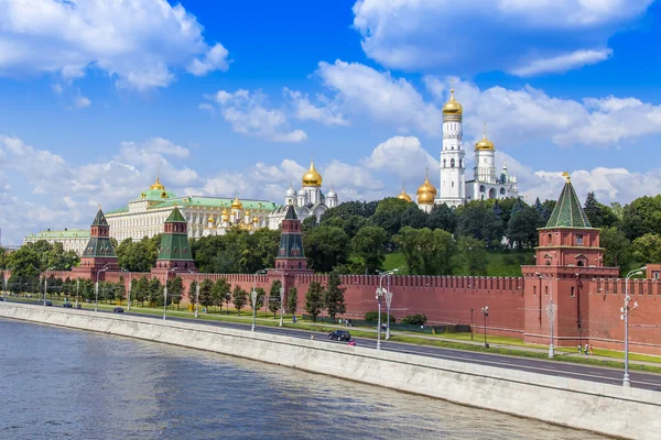 Moscou, Rússia, em 26 de julho de 2014. Vista do Kremlin e Kremlevskaya Embankment do Rio Moskva da Ponte Bolshoy Moskvoretsky — Fotografia de Stock