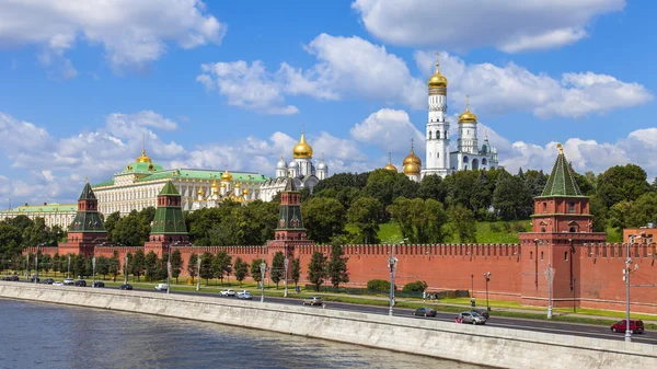 Moscú, Rusia, 26 de julio de 2014. Vista del Kremlin y Kremlevskaya Embankment del río Moskva desde el puente de Bolshoy Moskvoretsky — Foto de Stock