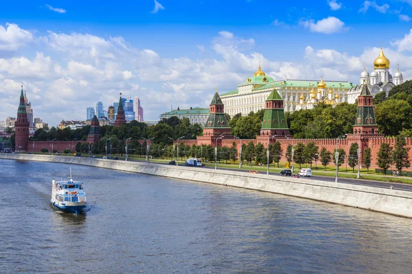 Moskou, Rusland. weergave van het kremlin en kremlevskaya embankment — Stockfoto