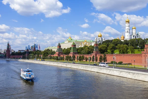 Moskva, Ryssland, den 26 juli 2014. utsikt över Kreml och kremlevskaya banvallen vid Moskvaflodens strand från Bolsjoj moskvoretsky bridge — Stockfoto