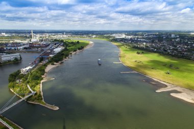 Dusseldorf, Almanya, 6 Temmuz 2014 tarihinde. bir televizyon kulesi - reynturm bir anket platformu üzerinden şehir görüntüsü