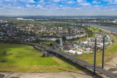 Dusseldorf, Almanya, 6 Temmuz 2014 tarihinde. bir televizyon kulesi - reynturm bir anket platformu üzerinden şehir görüntüsü